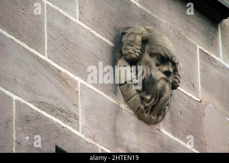 Un gros plan d'un ornement de mascaron sculpté dans un bâtiment de Nuremberg, en Allemagne Banque D'Images