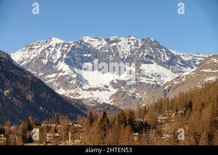 Le côté sud du Gran Paradiso, un massif de montagne qui culmine à plus de 4000 mètres, vu de Ceresole Reale. Banque D'Images