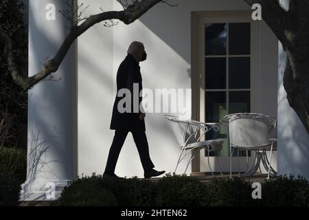 Washington, États-Unis. 28th févr. 2022. Le président des États-Unis Joe Biden revient au Bureau ovale après un week-end au Delaware le lundi 28 février 2022 à Washington, DC. Photo de Chris Kleponis/ Credit: UPI/Alay Live News Banque D'Images