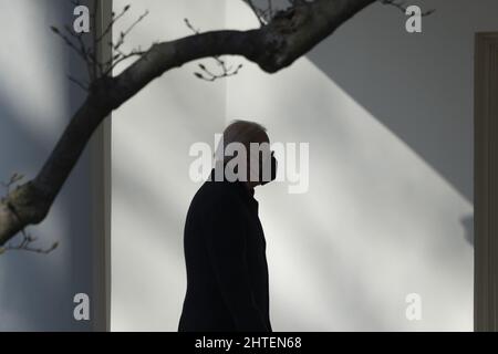 Washington, États-Unis. 28th févr. 2022. Le président des États-Unis Joe Biden revient au Bureau ovale après un week-end au Delaware le lundi 28 février 2022 à Washington, DC. Photo de Chris Kleponis/ Credit: UPI/Alay Live News Banque D'Images