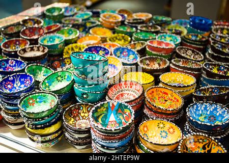 Céramiques turques classiques et traditionnelles colorées sur le Grand Bazar d'Istanbul. Istambul, Turquie Banque D'Images