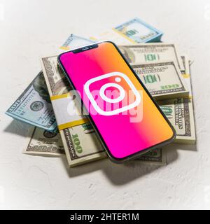 Berlin, Allemagne - 02 février 2022 : logo de l'application Instagram sur l'écran iPhone d'Apple, arrière-plan de l'argent, photo du concept d'entreprise Banque D'Images