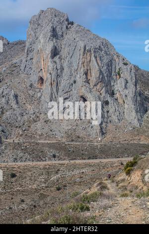 Les falaises calcaires près de Ventas de Zafarraya sont populaires auprès des randonneurs et des grimpeurs. Banque D'Images