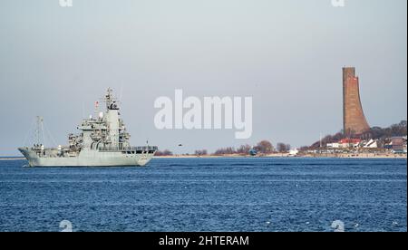 Kiel, Allemagne. 28th févr. 2022. Le navire d'approvisionnement 'Elbe' part du port de Kiel pour renforcer le flanc nord de l'OTAN dans la mer Baltique. Le mémorial naval de Laboe peut être vu au bord de la photo. La raison actuelle de cette mesure est l'escalade de la crise Russie-Ukraine et la menace accrue que perçoivent en particulier les partenaires de l'Allemagne en Europe de l'est. Credit: Axel Heimken/dpa/Alay Live News Banque D'Images