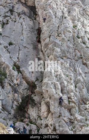 Les falaises calcaires près de Ventas de Zafarraya sont populaires auprès des randonneurs et des grimpeurs. Banque D'Images