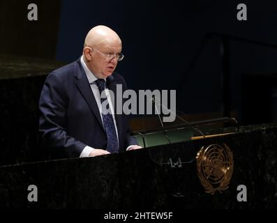 New York, États-Unis. 28th févr. 2022. L'Ambassadeur de Russie auprès de l'Organisation des Nations Unies, Vassily Nebenzia, prend la parole à la onzième session extraordinaire d'urgence sur le conflit en Ukraine dans la salle de l'Assemblée générale, au Siège de l'Organisation des Nations Unies à New York, le lundi 28 février 2022. Une délégation ukrainienne est arrivée près de la frontière avec le Bélarus pour tenir des pourparlers avec les responsables russes.les forces armées ukrainiennes continuent de retenir les troupes russes tout en défendant les villes clés et en ralentissant l'avancée de la Russie sur Kiev. Photo de John Angelillo/UPI crédit: UPI/Alay Live News Banque D'Images