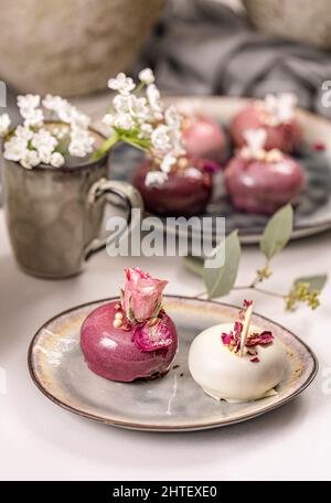 De magnifiques gâteaux couverts de glaçure rouge et blanche. Concept de desserts pâtissiers Banque D'Images