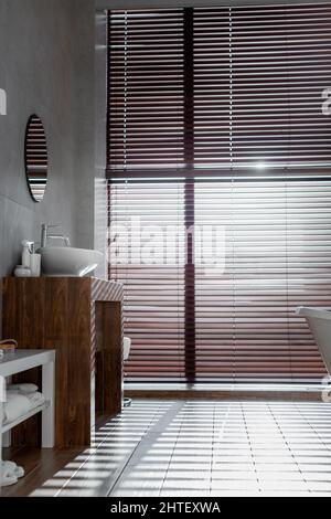 Salle de bain luxueuse de style minimaliste avec baignoire moderne dans une chambre vide Banque D'Images