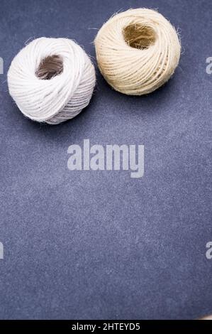 Gros plan de fils de décoration rugueux sur fond de pierre sombre Banque D'Images