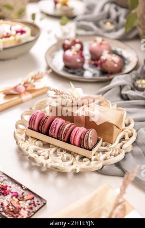 Macarons doux dans une boîte cadeau, concept STILL Life Banque D'Images