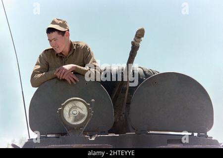 KABOUL, AFGHANISTAN. 27th avril 1988. Des soldats ouzbèkes soviétiques gardent le poste de garde sur Un BTR-80 à l'extérieur d'une résidence pour citoyens soviétiques dans le district de Mircrorayon, le 27 avril 1988 à Kaboul, en Afghanistan. L'armée soviétique commencera à se retirer d'Afghanistan le 15th mai. Banque D'Images