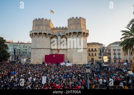 Valence, Espagne. 27th févr. 2022. Vue sur les tours Serrano pendant la Crida de las Fallas 2022 à Valence. La Crida, la proclamation en espagnol, est célébrée le dernier dimanche de février et est l'acte officiel dans lequel le maire de la ville de Fallera rassemble toutes les commissions Fallas aux portes des tours Serrano et effectue un appel, à l'initiation des festivités, À tous les Valenciens et à tous les visiteurs. Dans cet acte, le maire de Valence remet les clés de la ville au maire de Fallera et les fallas sont considérés comme ayant commencé. Crédit : SOPA Images Limited/Alamy Live News Banque D'Images