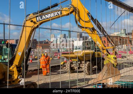 Les travailleurs de la route effectuent des améliorations à Digbeth High Street. Le centre-ville de Birmingham est visible au loin. Banque D'Images