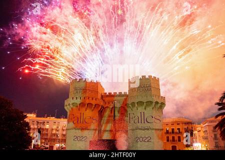 Valence, Espagne. 27th févr. 2022. Vue sur les tours Serrano pendant la Crida de las Fallas 2022 à Valence. La Crida, la proclamation en espagnol, est célébrée le dernier dimanche de février et est l'acte officiel dans lequel le maire de la ville de Fallera rassemble toutes les commissions Fallas aux portes des tours Serrano et effectue un appel, à l'initiation des festivités, À tous les Valenciens et à tous les visiteurs. Dans cet acte, le maire de Valence remet les clés de la ville au maire de Fallera et les fallas sont considérés comme ayant commencé. Crédit : SOPA Images Limited/Alamy Live News Banque D'Images