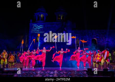 New Delhi, Inde. 27th févr. 2022. Les filles exécutent la danse bhangra pendant la célébration.l'événement est organisé par le Conseil indien des relations culturelles et le Ministère des Affaires extérieures. Azadi Ka Amrit MahotSAV initiative du Gouvernement indien pour célébrer et commémorer 75 ans d'indépendance et la glorieuse histoire à Purana Qila (Vieux fort) New Delhi. Crédit : SOPA Images Limited/Alamy Live News Banque D'Images