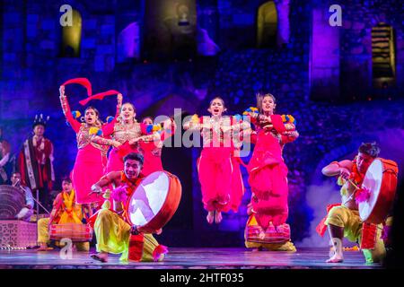 New Delhi, Inde. 27th févr. 2022. Les filles exécutent la danse bhangra pendant la célébration.l'événement est organisé par le Conseil indien des relations culturelles et le Ministère des Affaires extérieures. Azadi Ka Amrit MahotSAV initiative du Gouvernement indien pour célébrer et commémorer 75 ans d'indépendance et la glorieuse histoire à Purana Qila (Vieux fort) New Delhi. Crédit : SOPA Images Limited/Alamy Live News Banque D'Images