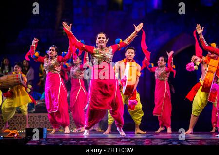 New Delhi, Inde. 27th févr. 2022. Les filles exécutent la danse bhangra pendant la célébration.l'événement est organisé par le Conseil indien des relations culturelles et le Ministère des Affaires extérieures. Azadi Ka Amrit MahotSAV initiative du Gouvernement indien pour célébrer et commémorer 75 ans d'indépendance et la glorieuse histoire à Purana Qila (Vieux fort) New Delhi. Crédit : SOPA Images Limited/Alamy Live News Banque D'Images