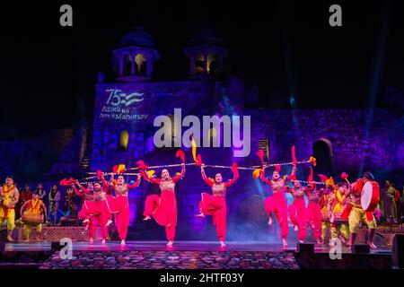 New Delhi, Inde. 27th févr. 2022. Les filles exécutent la danse bhangra pendant la célébration.l'événement est organisé par le Conseil indien des relations culturelles et le Ministère des Affaires extérieures. Azadi Ka Amrit MahotSAV initiative du Gouvernement indien pour célébrer et commémorer 75 ans d'indépendance et la glorieuse histoire à Purana Qila (Vieux fort) New Delhi. Crédit : SOPA Images Limited/Alamy Live News Banque D'Images