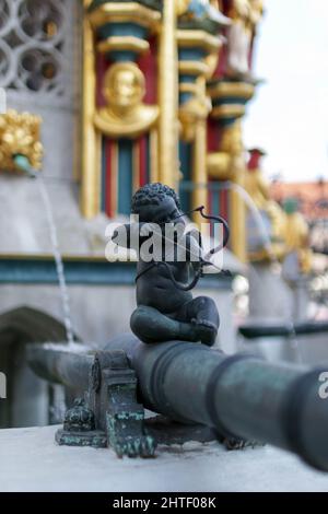 Petite sculpture d'ange près de la fontaine Banque D'Images