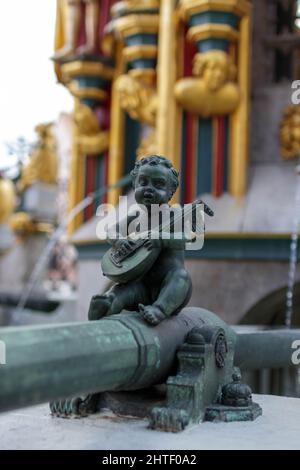 Petite sculpture d'ange près de la fontaine Banque D'Images