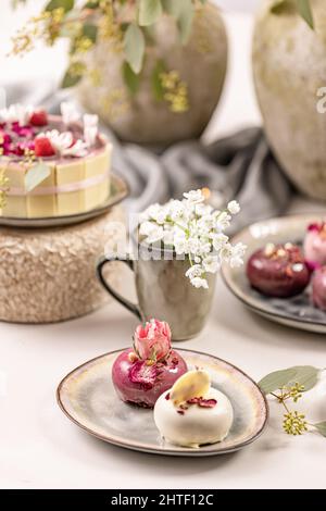 Magnifique gâteau de mousse recouvert de glaçage au chocolat blanc et rose brillant Banque D'Images