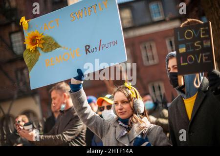 Les membres de la communauté LGBTQ+, leurs partisans et les Ukrainiens-Américains protestent contre l'invasion russe et manifestent leur soutien aux citoyens de l'Ukraine, devant le Stonewall Inn de Greenwich Village à New York, le samedi 26 février 2022. (© Richard B. Levine) Banque D'Images