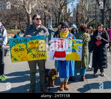 Les Ukrainiens-Américains et leurs partisans protestent contre l'invasion russe et manifestent leur soutien aux citoyens de l'Ukraine, à Washington Square Park, à New York, le dimanche 27 février 2022. (© Richard B. Levine) Banque D'Images