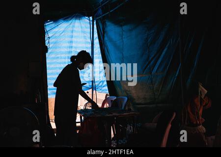 Un professionnel de la santé a vu les résultats de la vérification d'un ATK (Antigen Test Kit) sur un site de test au drive. Tests par écouvillons du drive-in et de l'ATK (Antigen Test Kit) au terminal de bus Southern à Bangkok, en Thaïlande. (Photo de Varuth Pongsaponwatt / SOPA image/Sipa USA) Banque D'Images