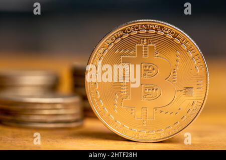 Gros plan d'une pièce de monnaie Bitcoin avec des dollars d'argent en arrière-plan Banque D'Images
