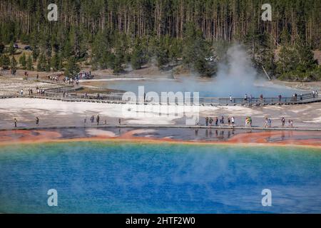 Les touristes parcourent Grand Prismatic Springs à Yellowstone. Banque D'Images