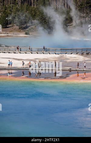 Les touristes parcourent Grand Prismatic Springs à Yellowstone. Banque D'Images