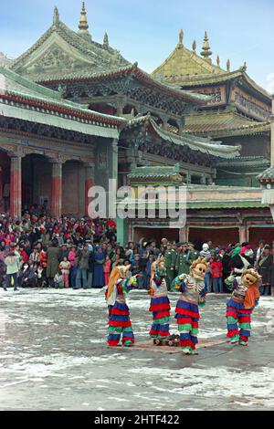 Les danseurs Tibétains Citipati dans les masques de crâne exécutent la danse Cham pendant les célébrations Monlam marquant le nouvel an tibétain au monastère de Kumbum, également connu sous le nom de monastère de Ta’er, 12 février 1990 à Lusar, Xining, Qinghai, Chine. Banque D'Images