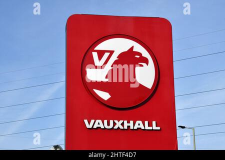 Pontypridd, pays de Galles - février 2022 : panneau à l'extérieur d'une salle d'exposition de voitures Vauxhall Motors isolée contre un ciel bleu. Personne. Banque D'Images