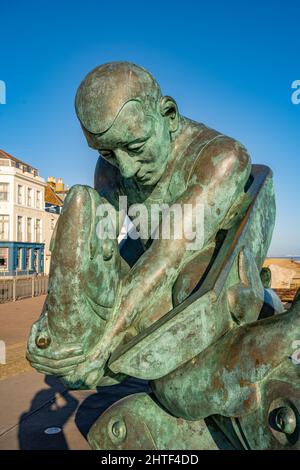 La statue de bronze appelée ' embrassant la mer ', a été conçue et fabriquée par le sculpteur, Jon Buck est d'un pêcheur luttant un poisson situé à l'extérieur de la p Banque D'Images