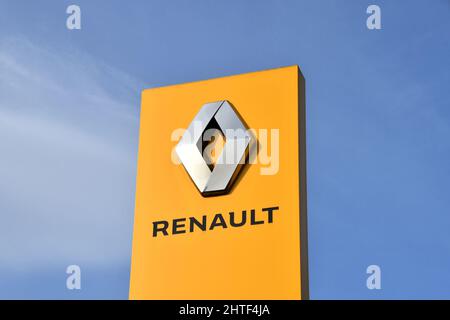 Pontypridd, pays de Galles - février 2022 : panneau à l'extérieur d'une salle d'exposition de voitures Renault isolée contre un ciel bleu. Personne. Banque D'Images