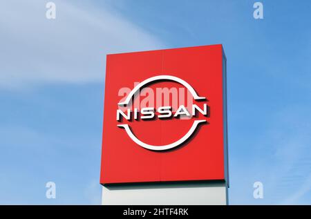 Pontypridd, pays de Galles - février 2022 : panneau à l'extérieur d'une salle d'exposition de voitures Nissan isolée contre un ciel bleu. Personne. Banque D'Images