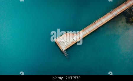 Photo aérienne d'une jetée sur un lac turquoise Banque D'Images