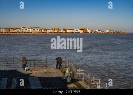 Le front de mer, qui donne vers l'est depuis la jetée de Deal Kent, est un matin d'hivers ensoleillés avec une plage tranquille Banque D'Images