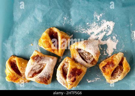 biscuits feuilletés avec prunes surgelées, arrosées de poudre s. Banque D'Images