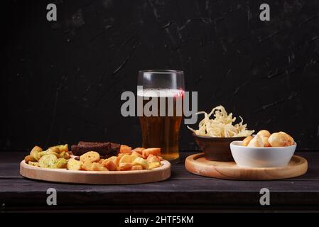 En-cas de bière sur une table en bois. Bière avec bretzels et divers en-cas. Banque D'Images