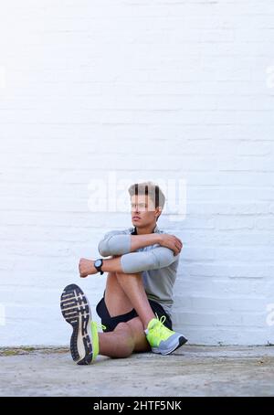 Étirer ces muscles. Photo d'un jeune homme sportif qui s'étire les jambes avant de faire de l'exercice. Banque D'Images