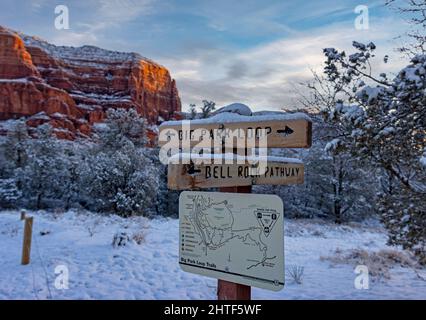 Bell Rock Trail signe avec neige à Sedona Arizona hiver 2022 Banque D'Images