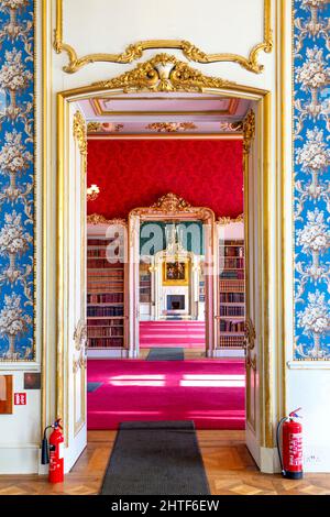 Vue à travers les chambres colorées de style rococo à la française à Wrest House, Wrest Park, Bedfordshire, Royaume-Uni Banque D'Images
