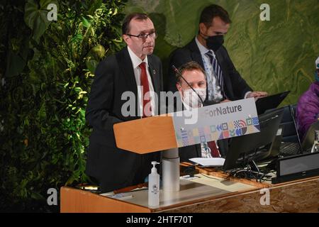 Nairobi, Kenya. 28th févr. 2022. Le Président de l'UNEA (Assemblée de l'Environnement des Nations Unies), Espen Barth Eide, s'adresse aux délégués au cours du premier jour de l'Assemblée environnementale des Nations Unies 5 au siège des Nations Unies à Gigiri. Crédit : SOPA Images Limited/Alamy Live News Banque D'Images