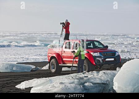 photographes prenant des photos à partir d'un pick-up 4x4 personnalisé Banque D'Images