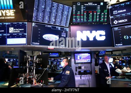 New York, États-Unis. 28th févr. 2022. Les traders travaillent à l'étage de la NYSE tandis que le maire de la ville de New York, Eric Adams, sonne la cloche d'ouverture à la Bourse de New York le 28 février 2022 à New York, aux États-Unis. (Photo de John Lamparski/Sipa USA) crédit: SIPA USA/Alay Live News Banque D'Images