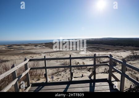 La dune Parnidis orientée vers le sud Frontière lituanienne/Kaliningrad sur l'Spit de Curonian. Kaliningrad est un oblast de la Russie et de ses voisins, la Lituanie, membre de l'OTAN. L'accès aux voyages à travers la frontière est limité depuis l'invasion russe de l'Ukraine. Photo: Garyroberts/worldwidefeatures.com Banque D'Images