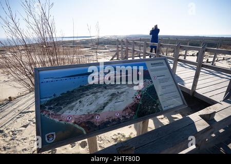 La dune Parnidis orientée vers le sud Frontière lituanienne/Kaliningrad sur l'Spit de Curonian. Kaliningrad est un oblast de la Russie et de ses voisins, la Lituanie, membre de l'OTAN. L'accès aux voyages à travers la frontière est limité depuis l'invasion russe de l'Ukraine. Photo: Garyroberts/worldwidefeatures.com Banque D'Images