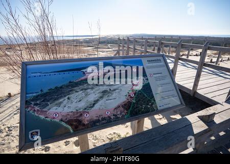 La dune Parnidis orientée vers le sud Frontière lituanienne/Kaliningrad sur l'Spit de Curonian. Kaliningrad est un oblast de la Russie et de ses voisins, la Lituanie, membre de l'OTAN. L'accès aux voyages à travers la frontière est limité depuis l'invasion russe de l'Ukraine. Photo: Garyroberts/worldwidefeatures.com Banque D'Images