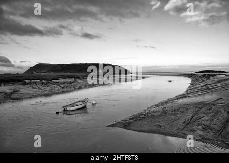 2022 janvier - matin calme avec quelques bateaux sur la plage en montée, près de Weston super Mare, dans le nord du Somerset, en Angleterre Banque D'Images